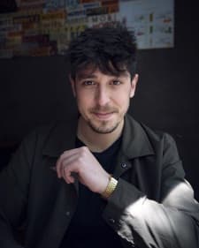Mani, Sergi